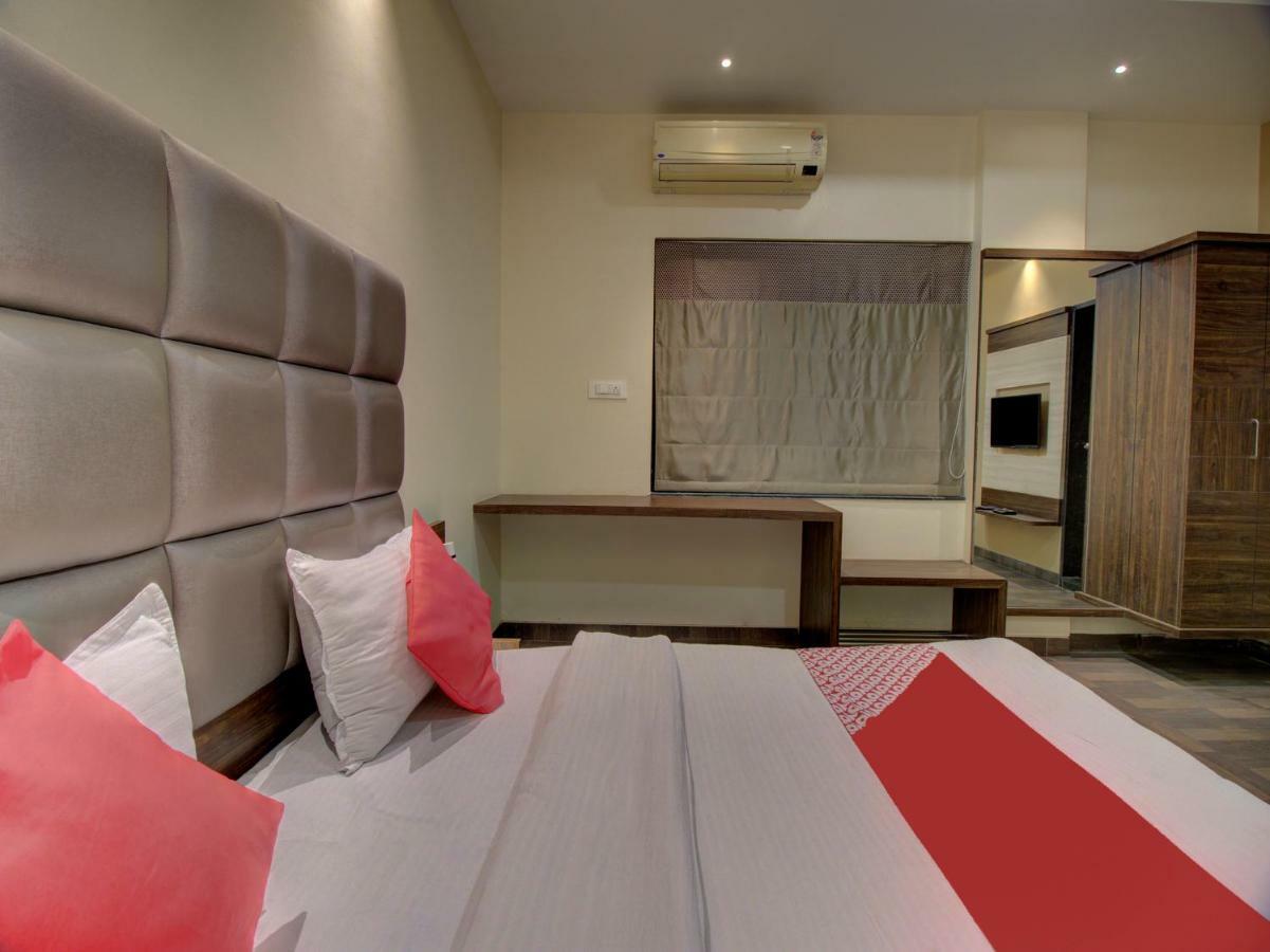 Oyo 35844 Hotel Lotus Residency Sangli Екстер'єр фото