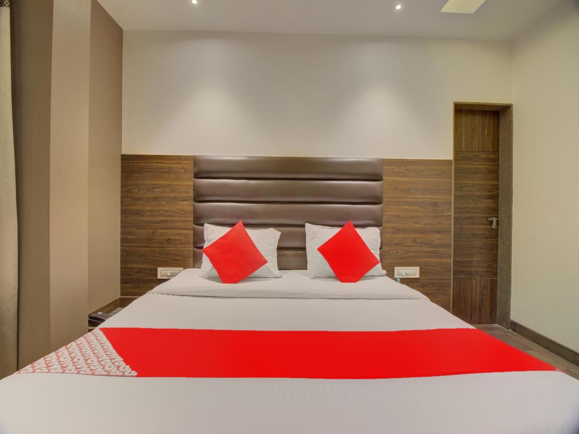 Oyo 35844 Hotel Lotus Residency Sangli Екстер'єр фото